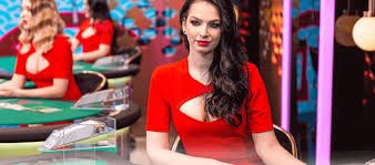 Người chơi Việt Nam đang trải nghiệm game slot trên điện thoại di động tại j828