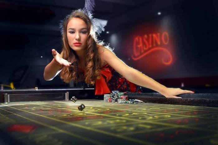Màn hình game slot online j828 hiển thị các cuộn quay sinh động trên điện thoại